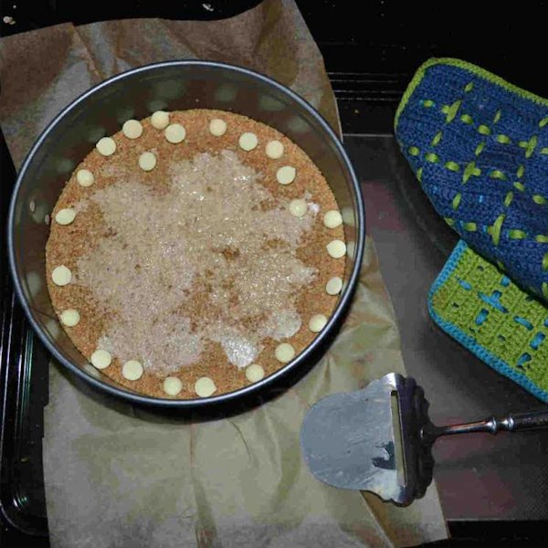 Smelt wat witte chocolade op de bodem, zodat die niet zompig wordt door de yoghurt