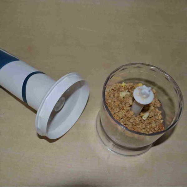 In het kleine bekertje van de staafmixer maal ik de muesli fijn