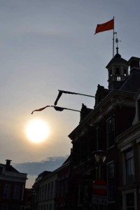 Het gemeentehuis van Sneek op Koninginnedag 2012